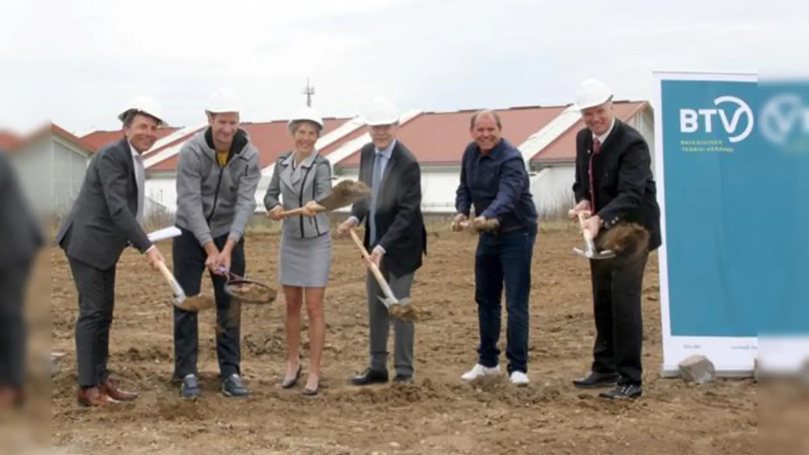Helmut Schmidbauer, Florian Mayer, Janine List, Dr. Georg von Waldenfels, Laurent Brückner und Stefan Schelle beim Spatenstich für die Erweiterung der TennisBase.	 (Foto: VA)