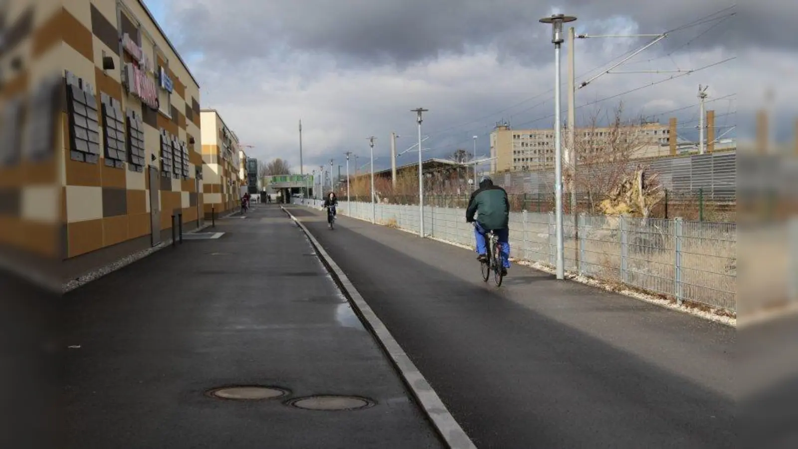 Sturzgefahr durch Randstein: Der Fuß- und Radweg zwischen dem Einkaufszentrum und der Bahnlinie am Oertelplatz sorgt bisweilen für Unmut. (Foto: sb)