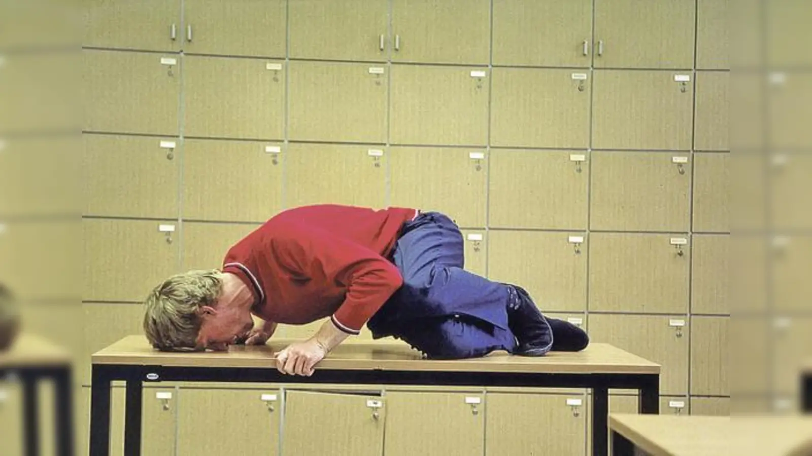 Philipp Nägele als Elliot in einem der Klassenzimmer-Stücke.   (Foto: FestSpielHaus)
