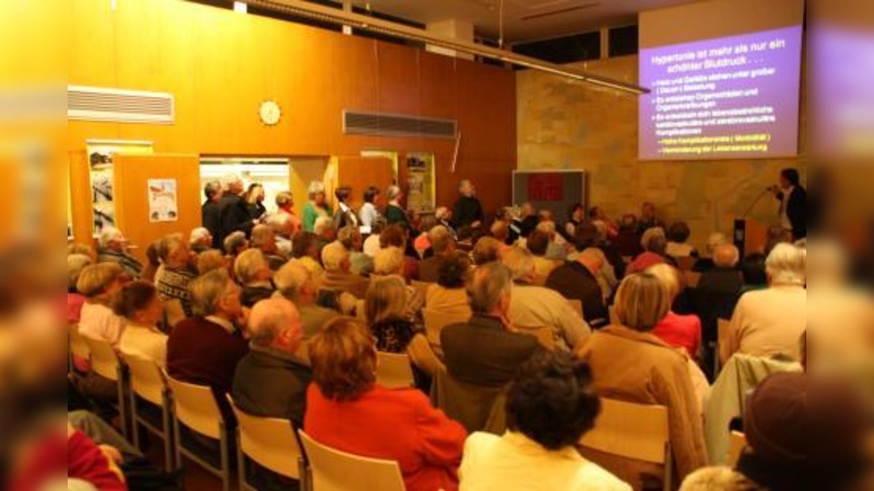 Die Resonanz auf den ersten Abend des Gesundheitsforums war überwältigend. Im vollbesetzten Krailling Ratssaal gab es keinen freien Platz mehr. (Foto: privat)