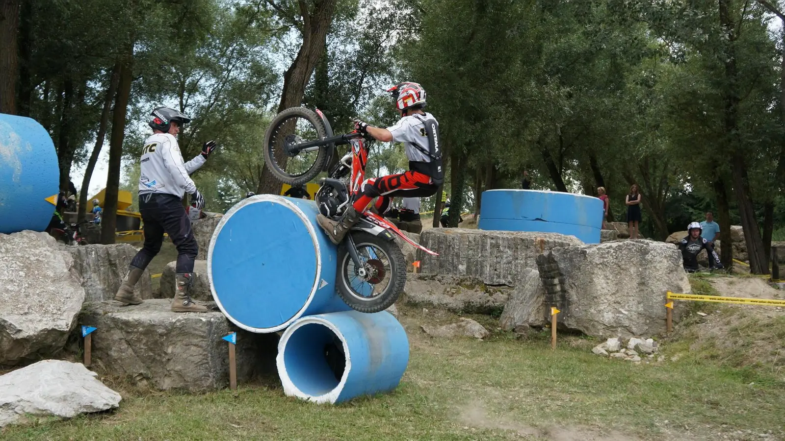 Motorrad-Trial bietet als Geschicklichkeits- und Aus- dauersportart den perfekten Ausgleich zum Schulsport. (Foto: VA)