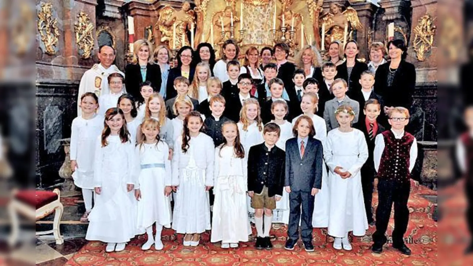 Fesch und feierlich. 30 Erstkommunionskinder in St.Sebastian in Ebersberg! Am Dienstag fuhren die Kinder auf einen gemeinsamen Ausflug! 	 (Foto: Doris Wille)