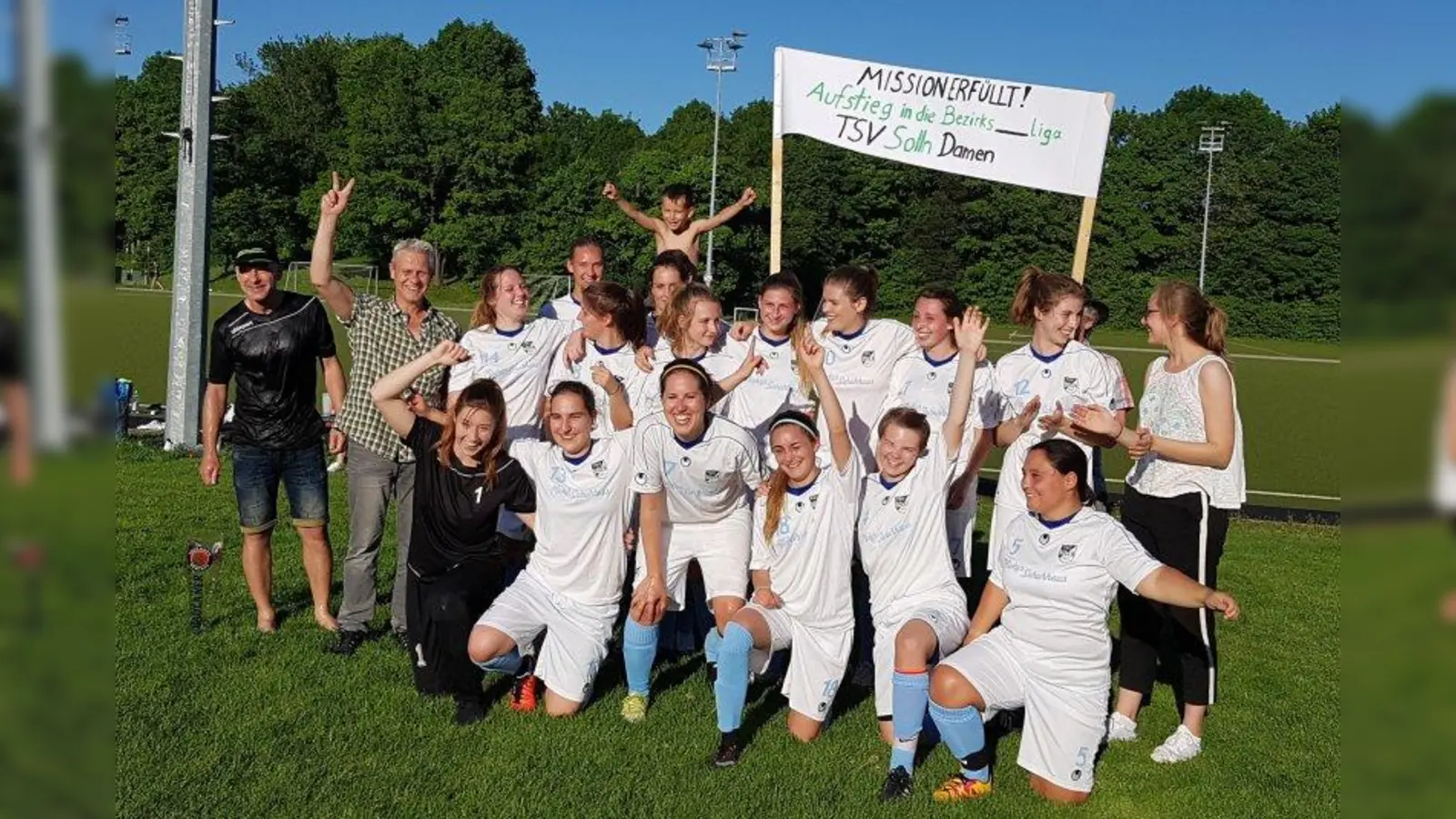 Mission erfüllt: Sollns Frauen steigen erstmalig in der<br>Vereinsgeschichte in die Bezirksliga auf. (Foto: TSV Solln)
