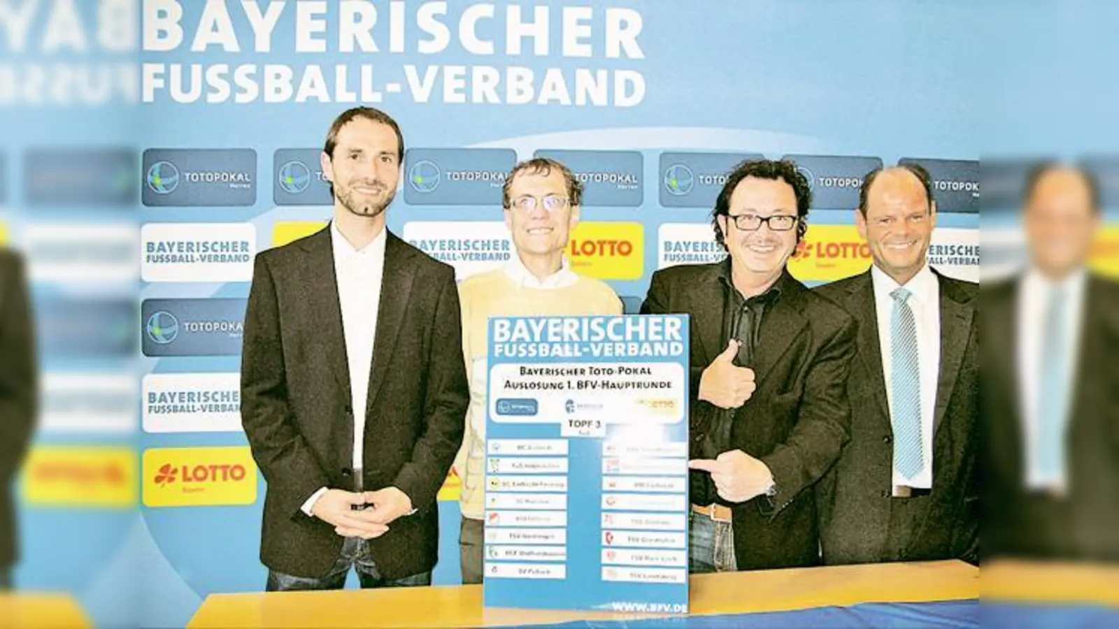 Bei der Auslosung für den Toto-Pokal hat Holzkirchen ein Traumlos gezogen und spielt gegen die SpVgg. Es freuen sich: (v. l.) Christof Schöpfl (Lotto-Bayern), Lothar Fischer, Adnan Erten und Jürgen Faltenbacher (BFV-Schatzmeister)  (Foto: VA)