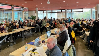 Die Mensa im Schulzentrum an der Pfarrer-Grimm-Straße war bei der letzten BA-Sitzung brechend voll. An die 200 Leute drängten sich im Raum, um sich über den Sachstand zur geplanten Unterkunft für Flüchtlinge an der Servet-/ Stummerstraße zu informieren. (Foto: bb)