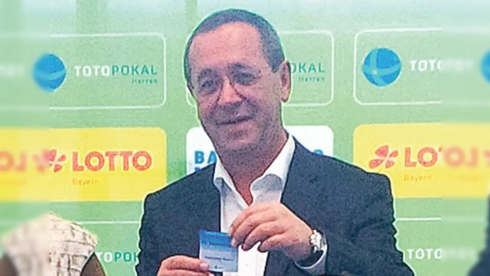 Josef Müller, Vizepräsident von Lotto Bayern, bei der Ziehung.	 (Foto: BFV)
