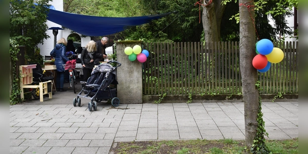 Beim Hofflohmarkt weisen bunte Luftballons den Weg zum nächsten Schnäppchenstandort. (Foto: dm)