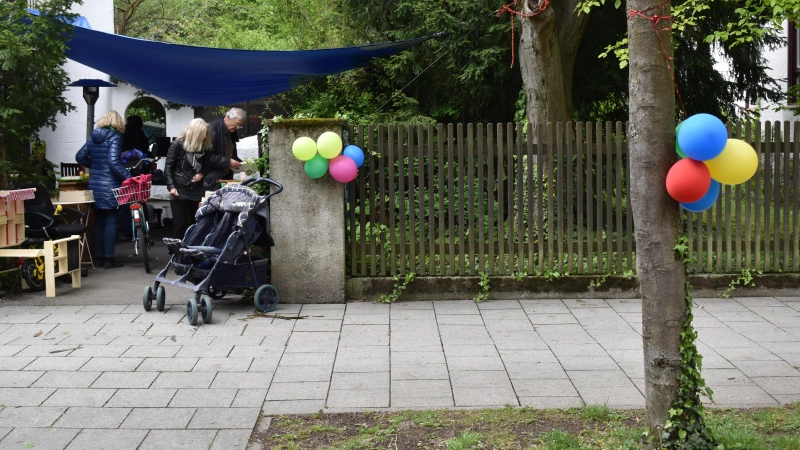 Wenn bunte Luftballons den Weg zum nächsten Schnäppchenstandort weisen - dann ist wieder Zeit für die Hofflohmärkte. (Archivbild: dm)