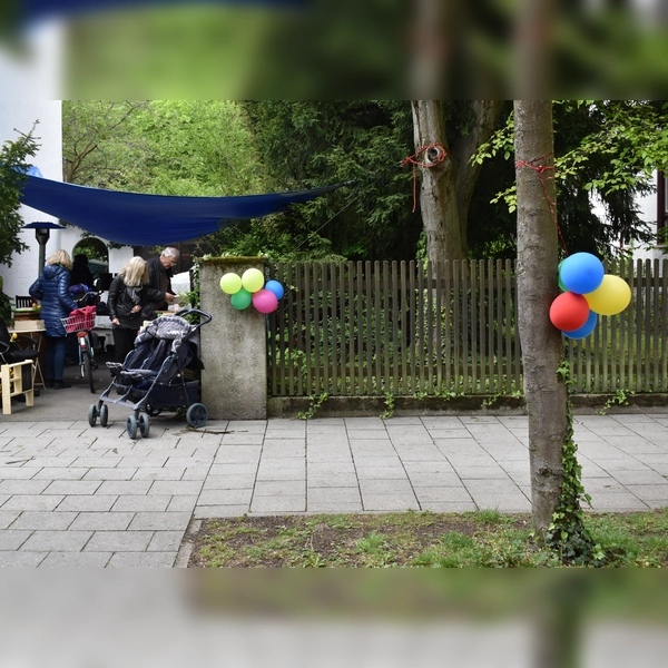 Wenn bunte Luftballons den Weg zum nächsten Schnäppchenstandort weisen - dann ist wieder Zeit für die Hofflohmärkte. (Archivbild: dm)