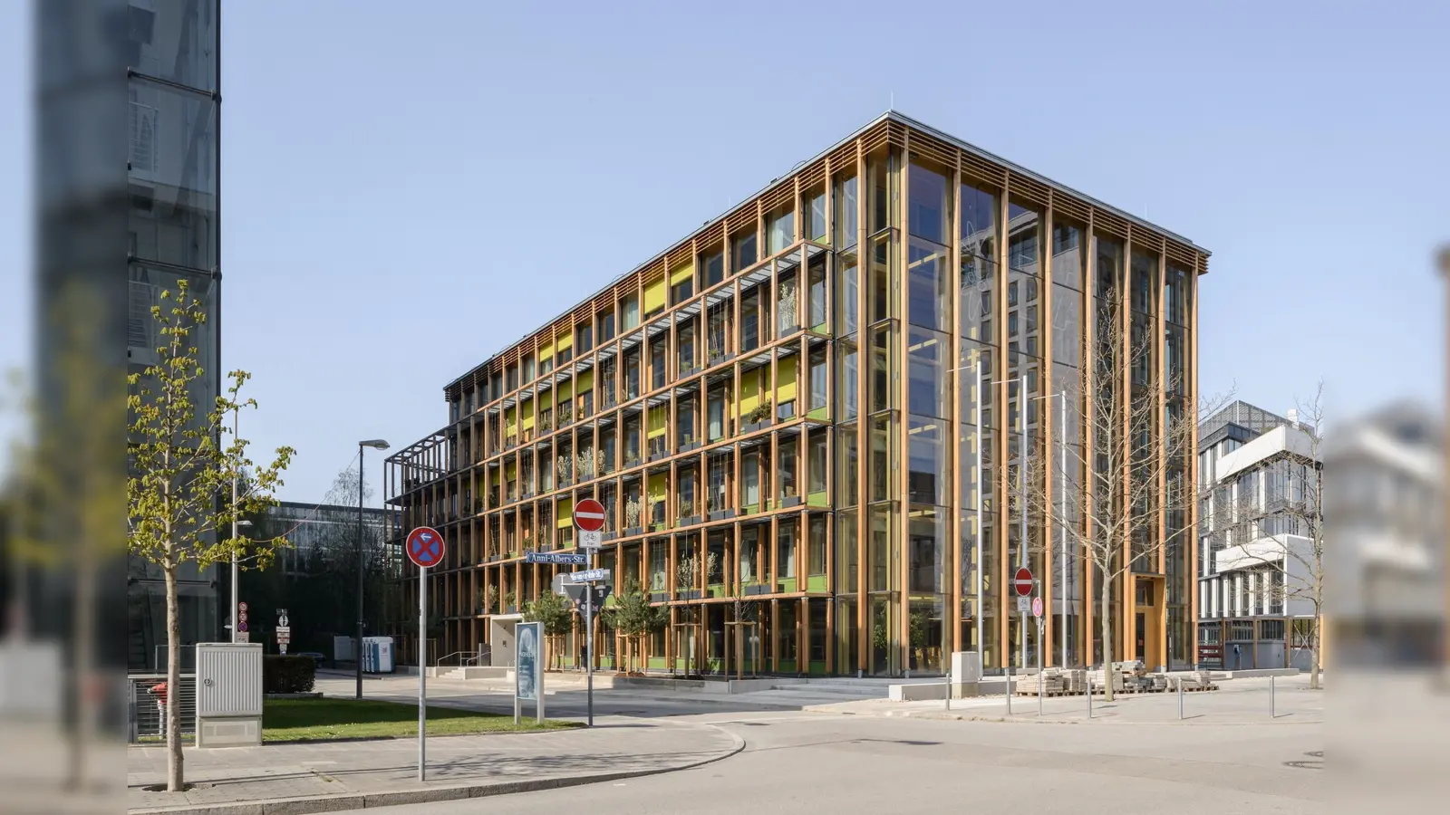 Eindrucksvoll präsentiert sich auch der Bau der Bundesgeschäftsstelle des Deutschen Alpenvereins in München. (Foto: Sebastian Schels)