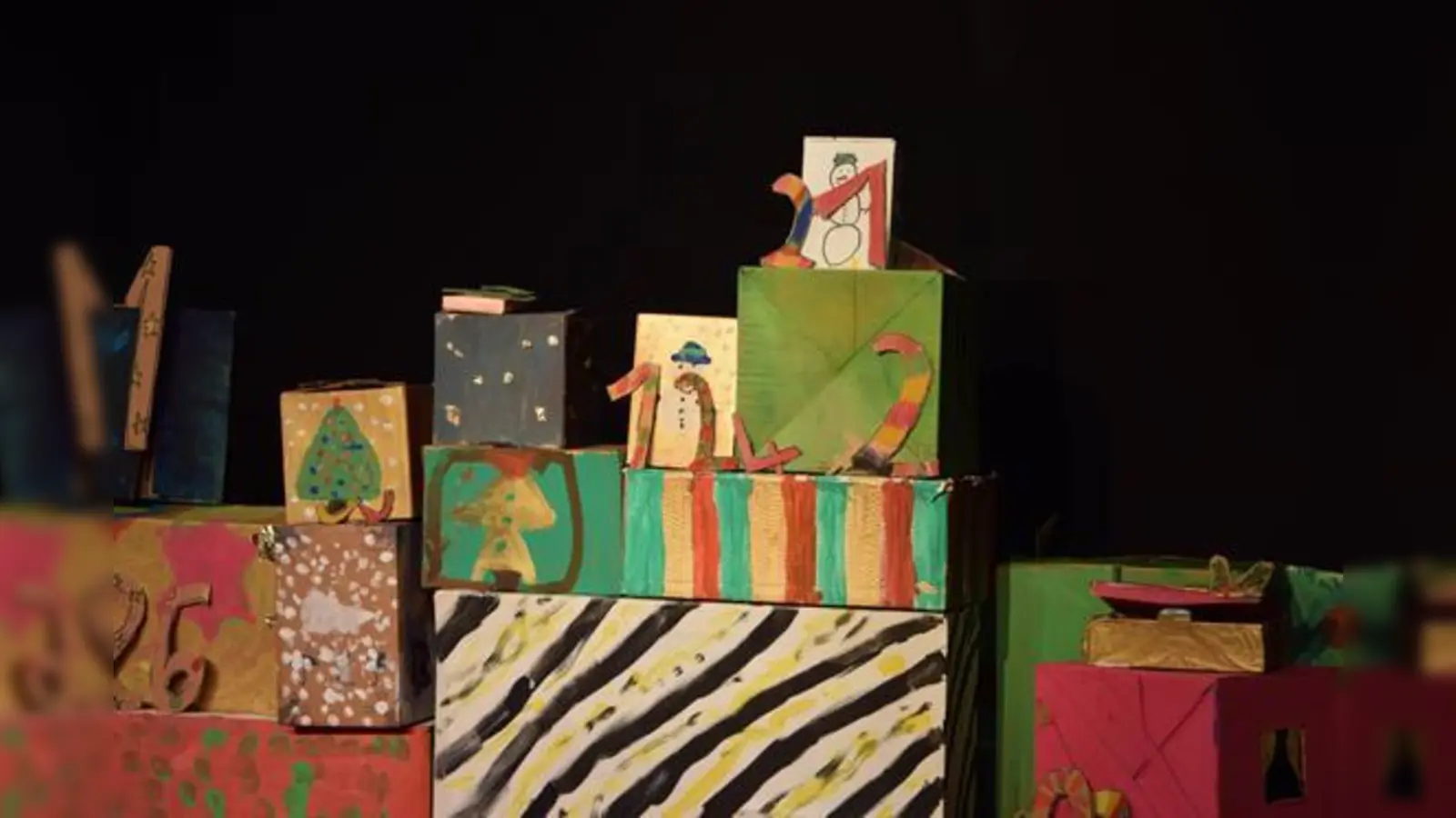 Das Bühnenbild der Produktion „Der Wunschkalender” ist im Rahmen eines Papierworkshops mit Katharina Naimer und der freundlichen Unterstützung des Kulturreferates der LH München entstanden.  (Foto: Katharina Naimer)