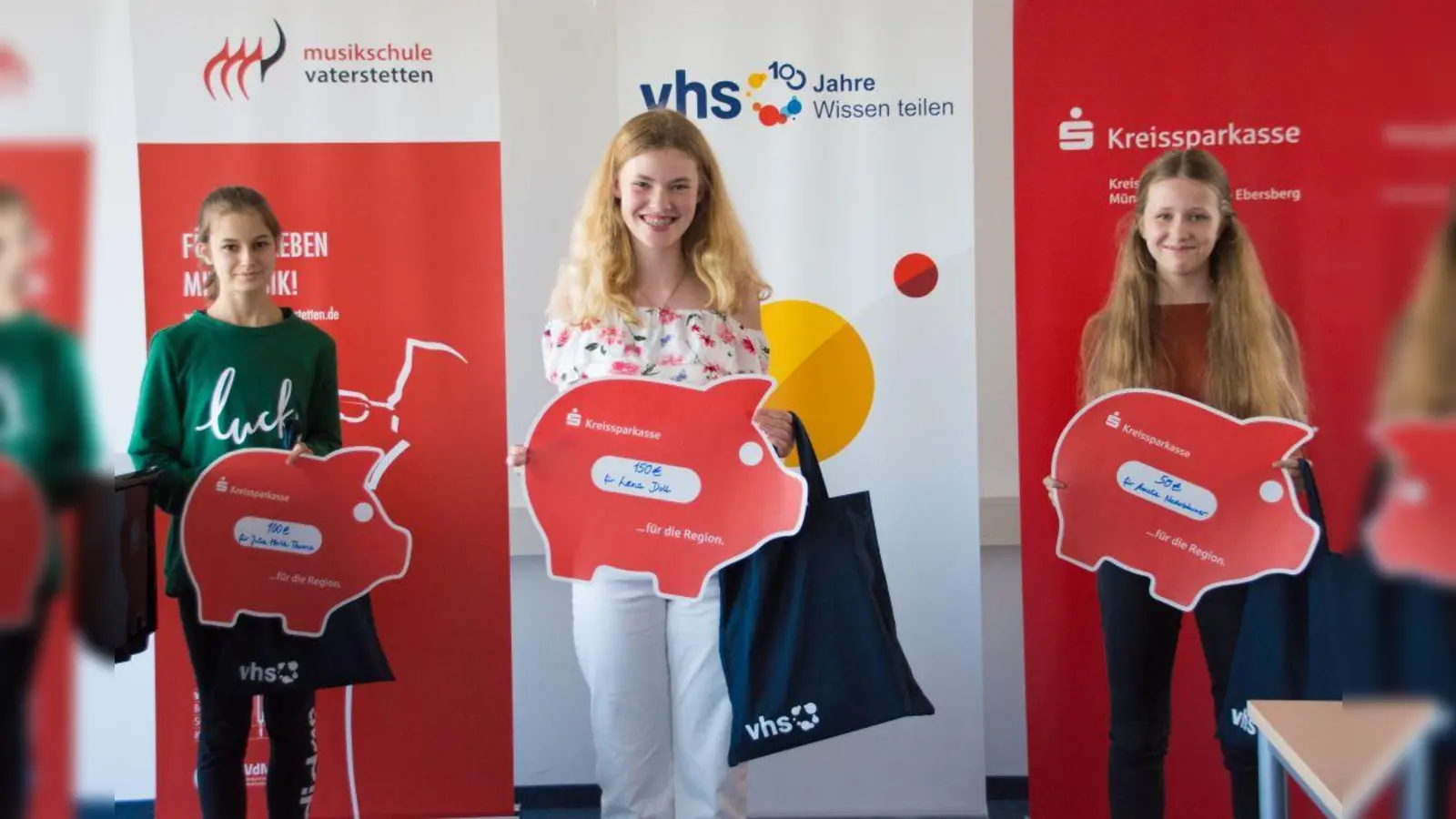 Die drei stolzen Preisträgerinnen der Alterskategorie A: Lena Doll, Julia Maria Thoma und Amelie Niederbäumer. (Foto: vhs )