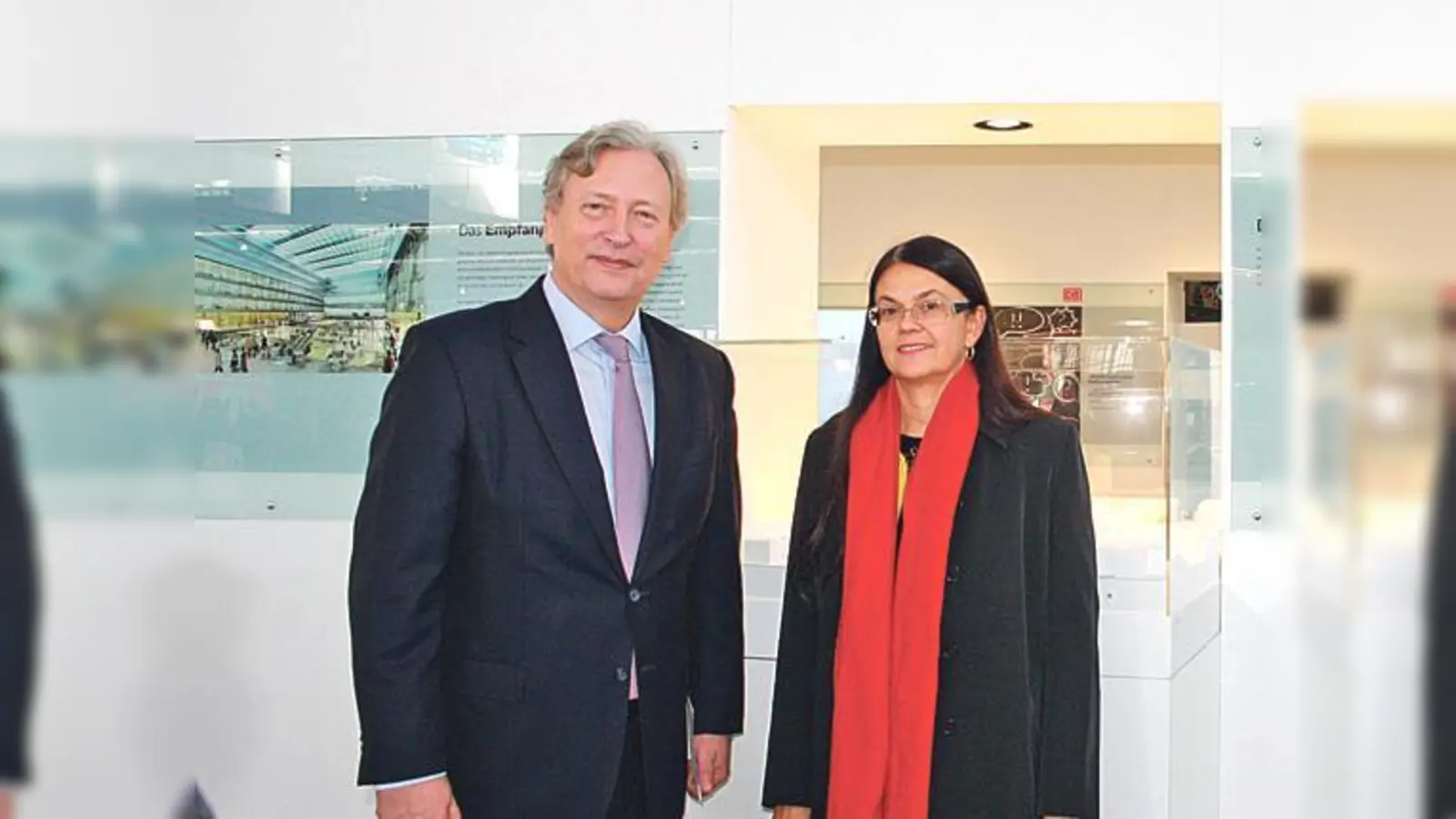 Rolf Reh (Bauvorstand DB &amp; Service) und Elisabeth Merk im Oktober 2015 am Infostand für die Bürgerinnen und Bürger, in der Gleishalle. 	 (Foto: Julia Stark)