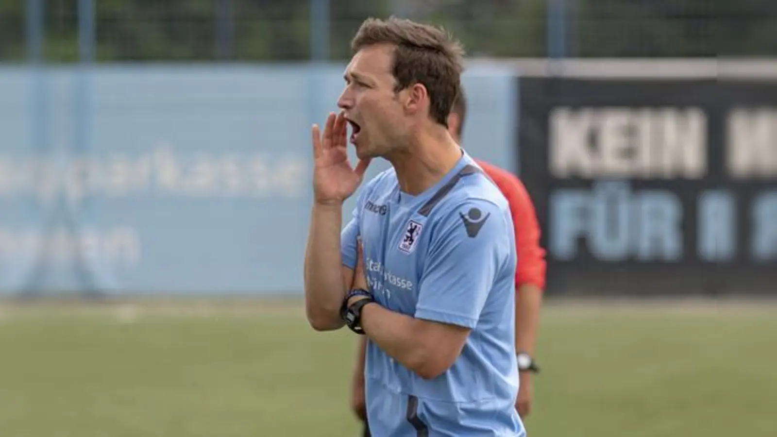 Erster Sieg in der Bayernliga Süd: Ausbilder Sebastian Lubojanski.  (Foto: Anne Wild)