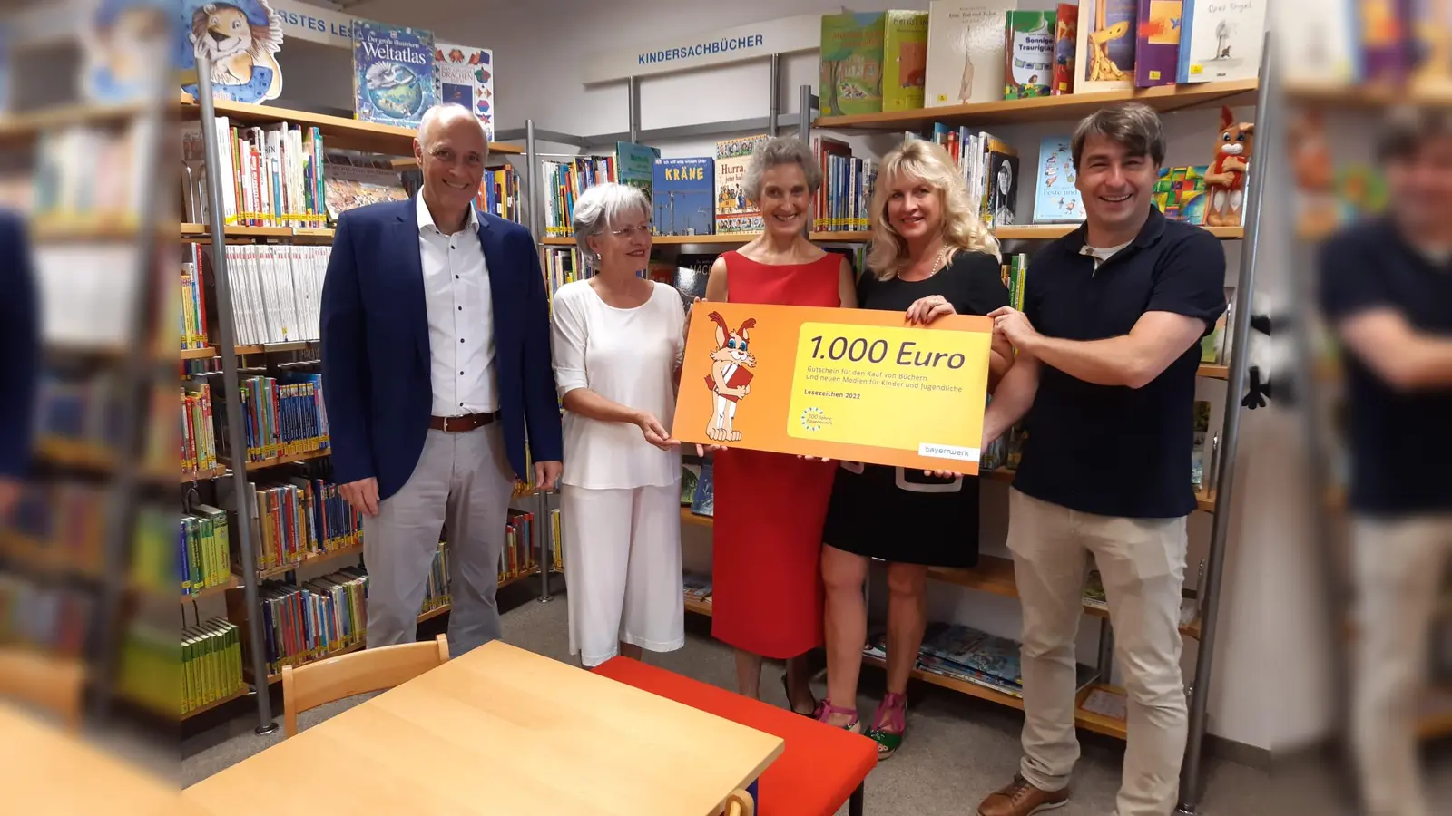 Bürgermeister Klaus Kögel, Gundula Schöppe von der Hechendorfer Bücherei, Irmgard Huber<br>Bücherei Oberalting, Petra GumSchulbücherei und Stefan Drexl von Bayernwerk freuten sich über die Spende. (Foto: Holger Appel)