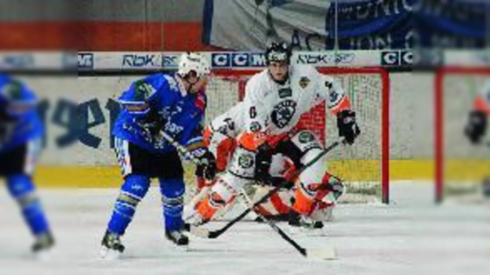 Im teils harten, teils chaotischen Spiel gegen Wolfsburg unterlag der EHC. Doch die Play-Offs sind den Münchnern sicher.  (F.: avb)