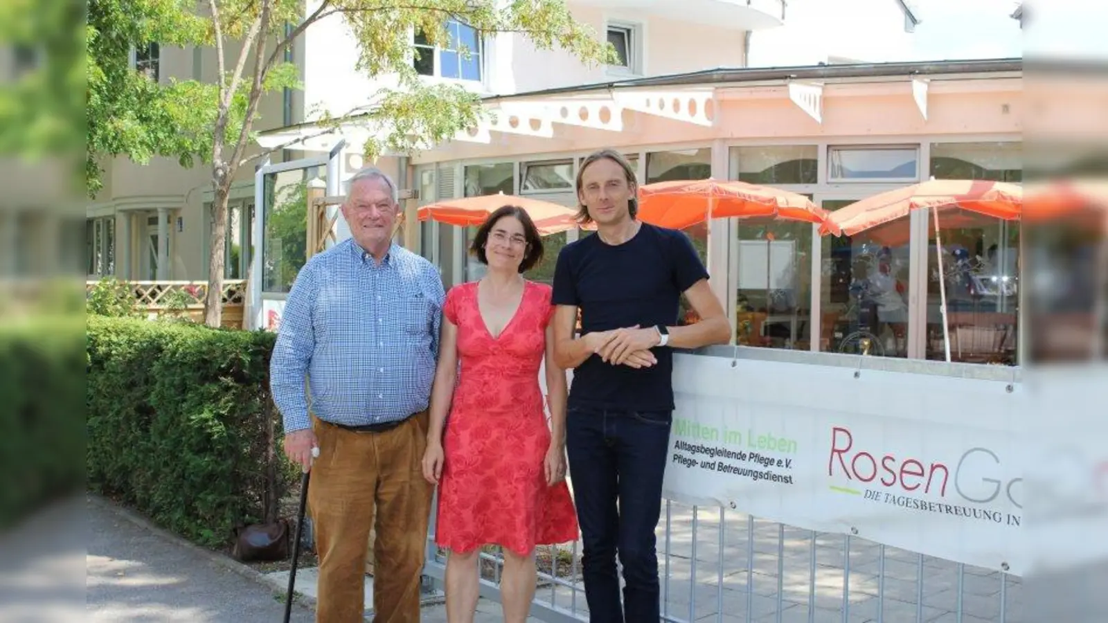 Annette Arand von wohlBEDACHT e.V. zusammen mit ihrem Kollegen Gerhard Sturm und Demenzhelfer Henning Clewing, der auch Mitglied im Bezirksausschuss Allach-Untermenzing (BA 23) ist. (Foto: sb)