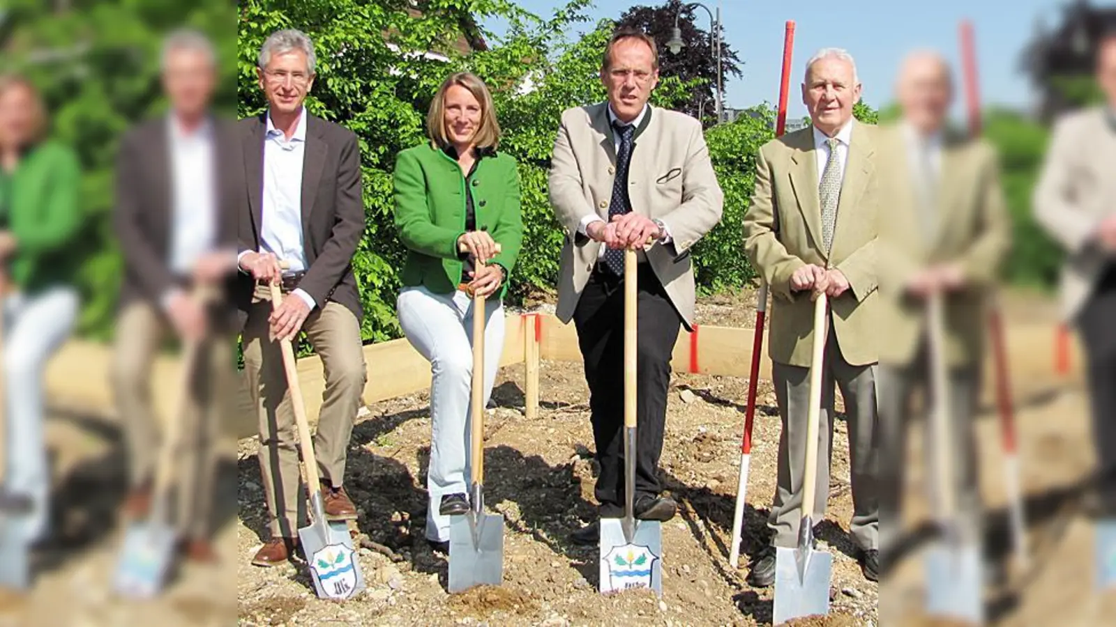 Stefan Bonnet, Ruth Sander, Bürgermeister Stefan Straßmair und Paul Krämer legen beim Spatenstich für die neue Seniorenbegegnungsstätte.  (Foto: Privat)