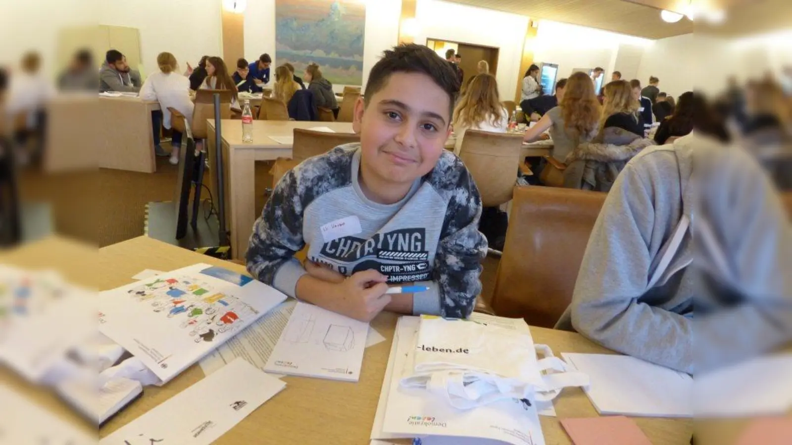 Ali (15) aus Dachau von der Mittelschule Dachau-Süd: „Ich bin schon in der Schülermitvertretung meiner Schule sehr aktiv und vierter Schülersprecher. Auch hier sammeln wir Ideen und Kritik und versuchen diese Anregungen umzusetzen. Zudem bin ich regelmäßig auf Jungbürgerveranstaltungen und würde mich gerne darüber hinaus engagieren – im ganzen Landkreis.“ (Foto: LRA Dachau)