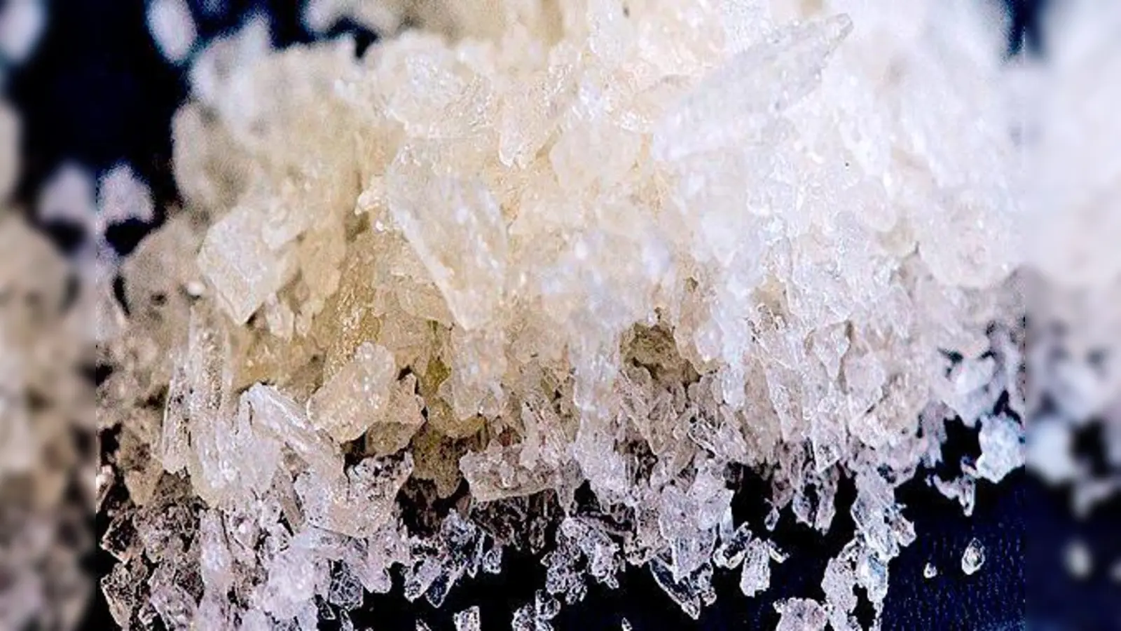 Daher der Name »Crystal: Die Droge Methamphetamin in Form von Kristallen.	 (Foto: Polizei)