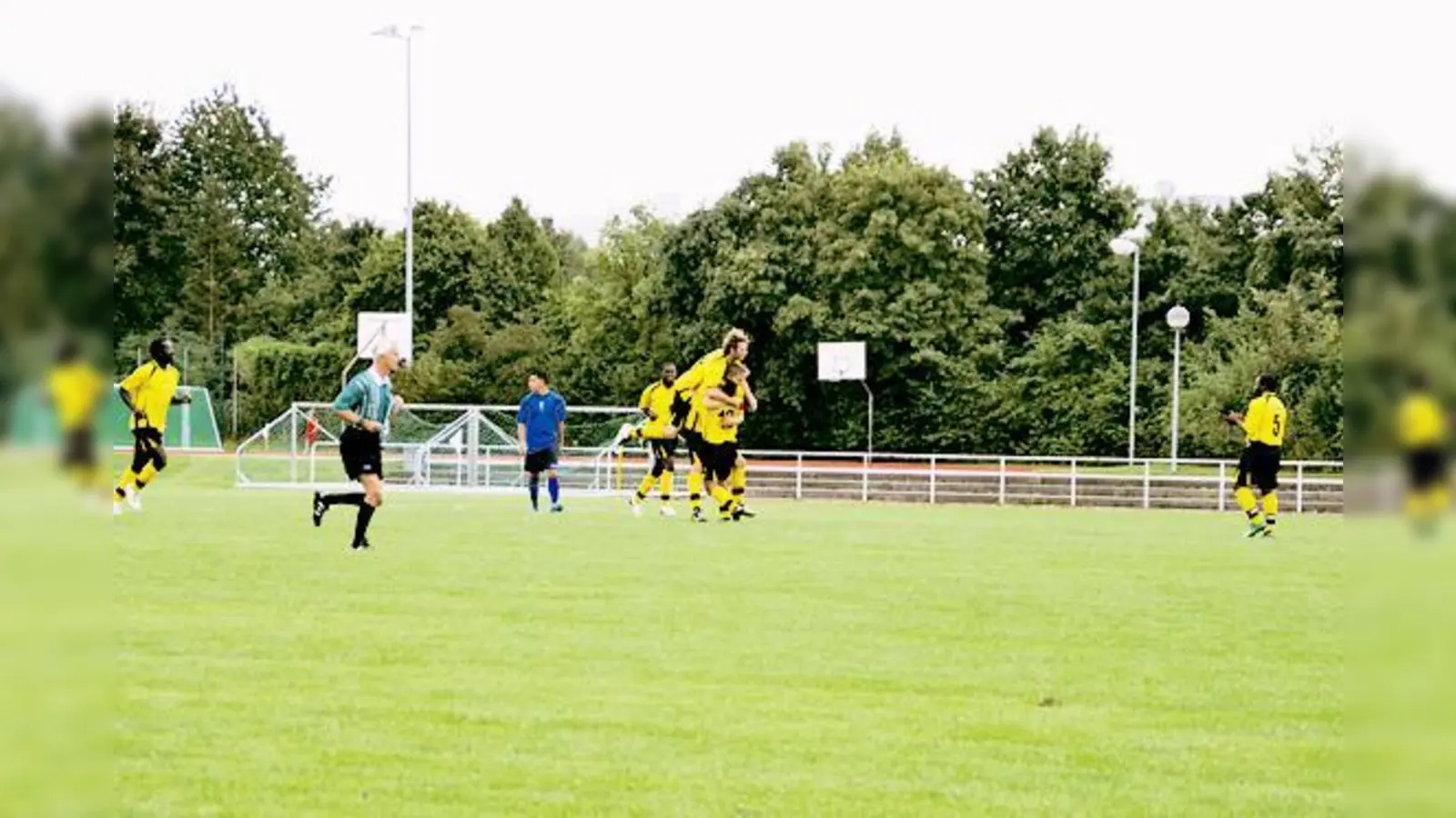 Späth, Heritier und Tarazona feiern den Torschützen Hartung.	 (Foto: ba)