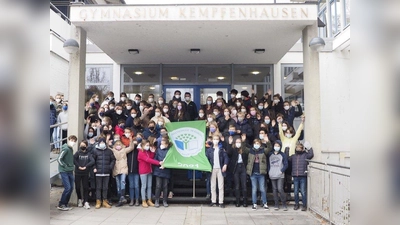 Umweltbewusstes Handeln und nachhaltiges Denken: Die Schülerinnen und Schüler des LSHK halten die vom LBV zugesendete Fahne „Internationale Umweltschule in Europa“ hoch. (Foto: LSHK)