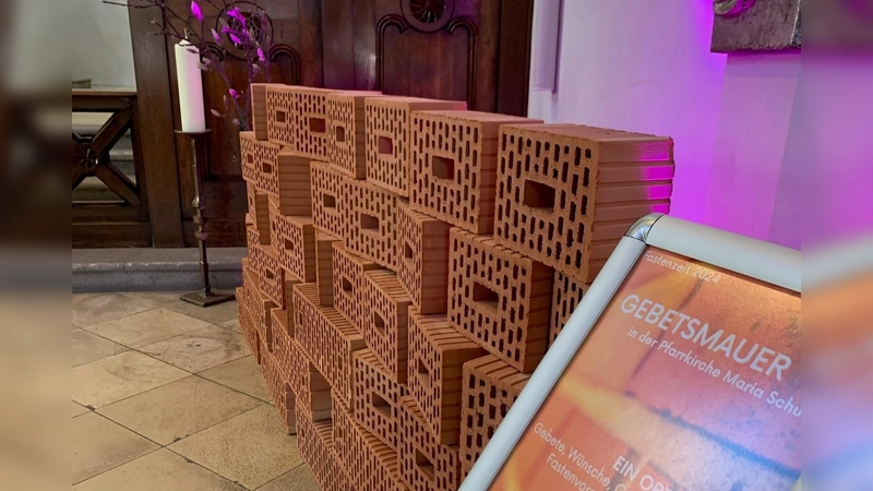 Die Gebetsmauer soll Gedanken und Anliegen in Vorbereitung auf das Osterfest Raum geben. (Foto: Johannes Stoeber/ Pfarrverband Pasing)