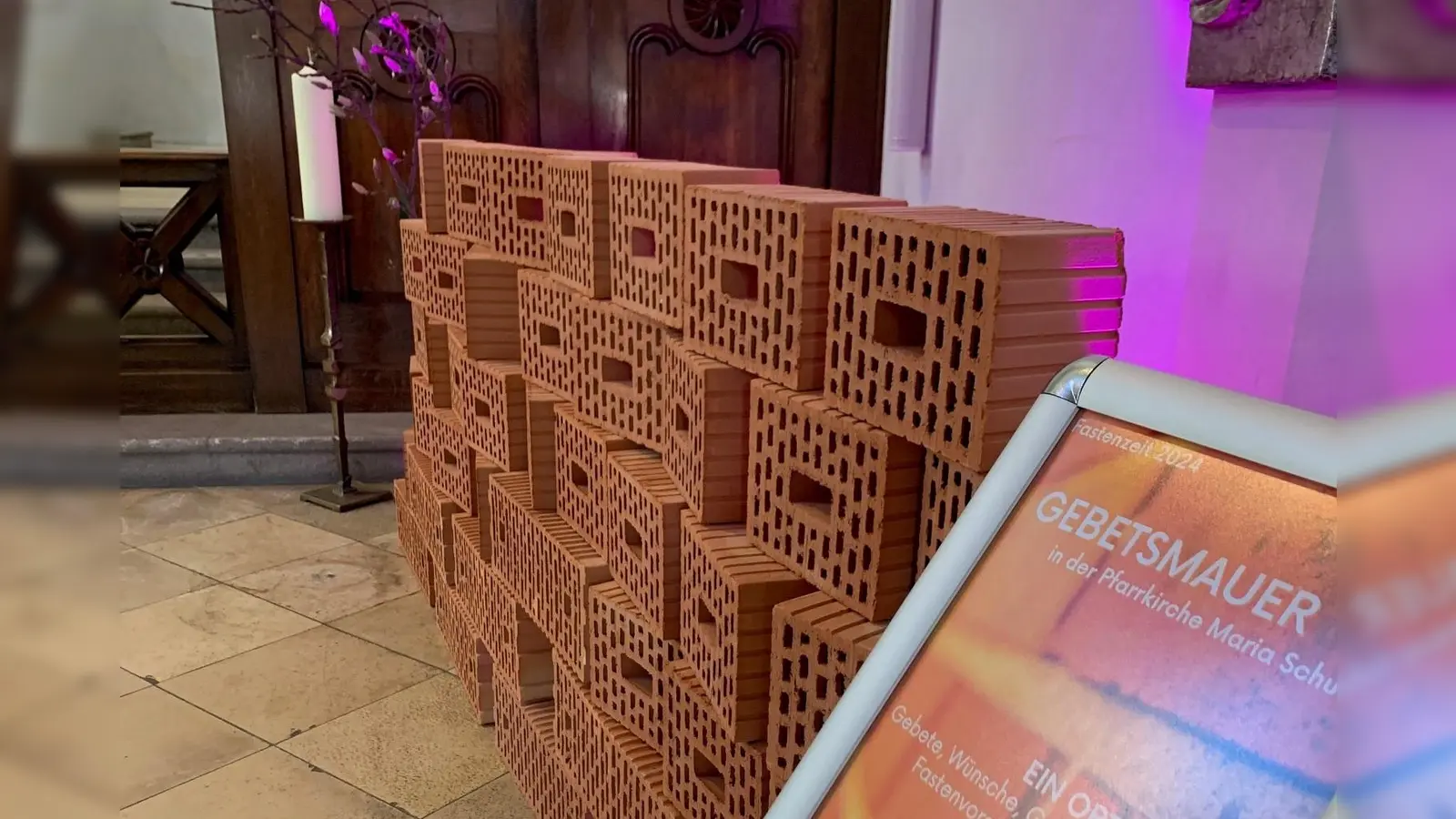 Die Gebetsmauer soll Gedanken und Anliegen in Vorbereitung auf das Osterfest Raum geben. (Foto: Johannes Stoeber/ Pfarrverband Pasing)