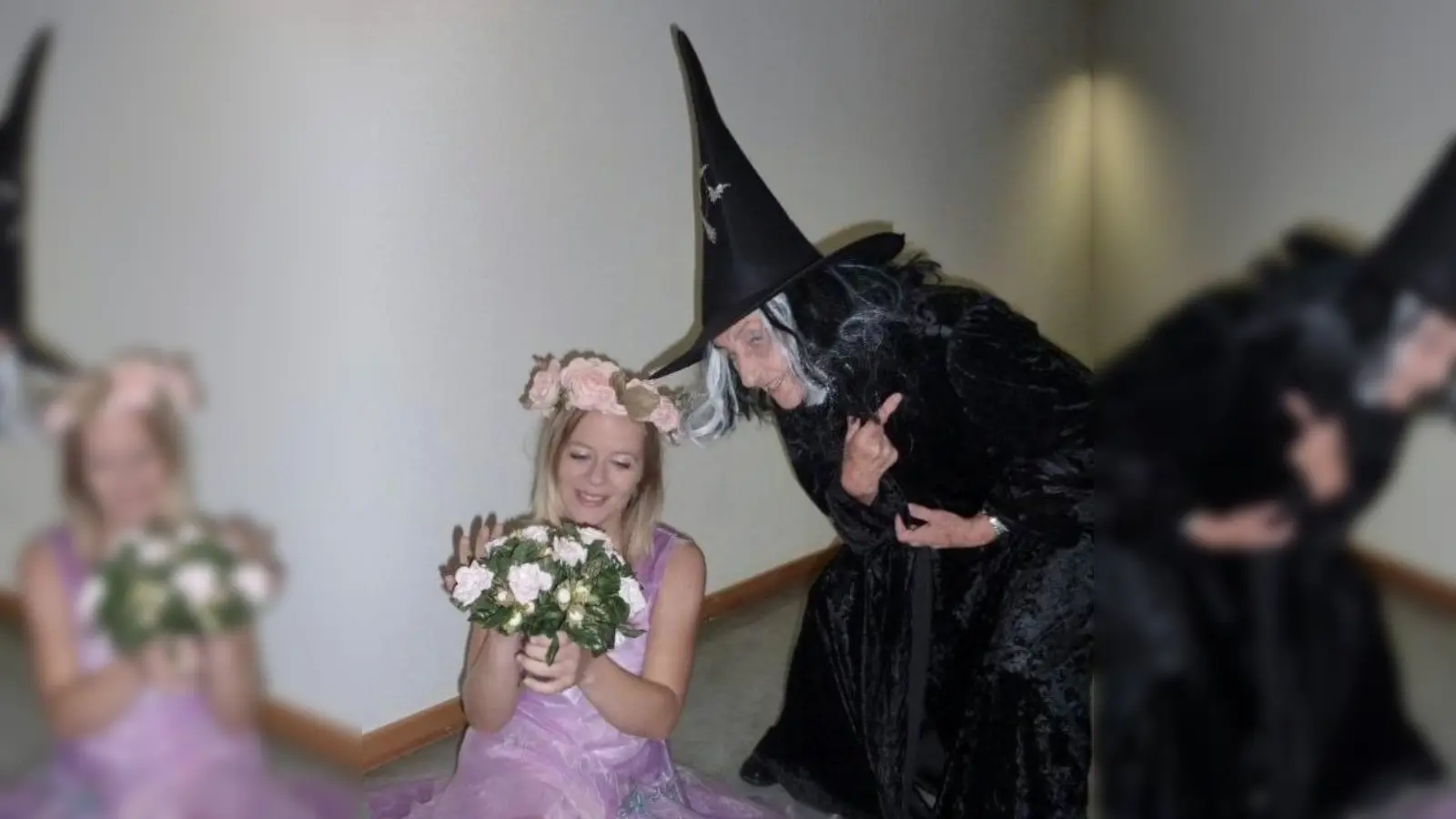 Ulrike Dostal (l.) als Dornröschen und Brigitte Hoerrmann als böse Fee. (Foto: ensemble-theater.münchen)