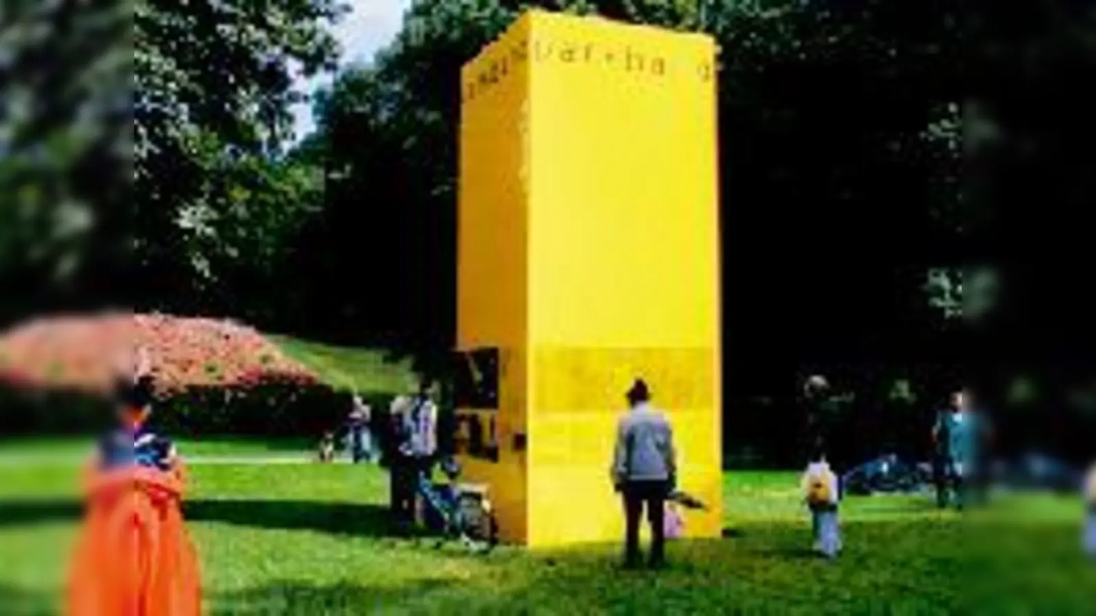 Geschichte des Luitpoldparks in Wort und Bild auf einer Stele: Bereits in den 60ern hatte man von dem darin liegenden Schwabinger Hausberg, dem Schuttberg, eine famose Aussicht über München und weiter   etwa Richtung Norden.	 (Foto: ms, Baureferat)