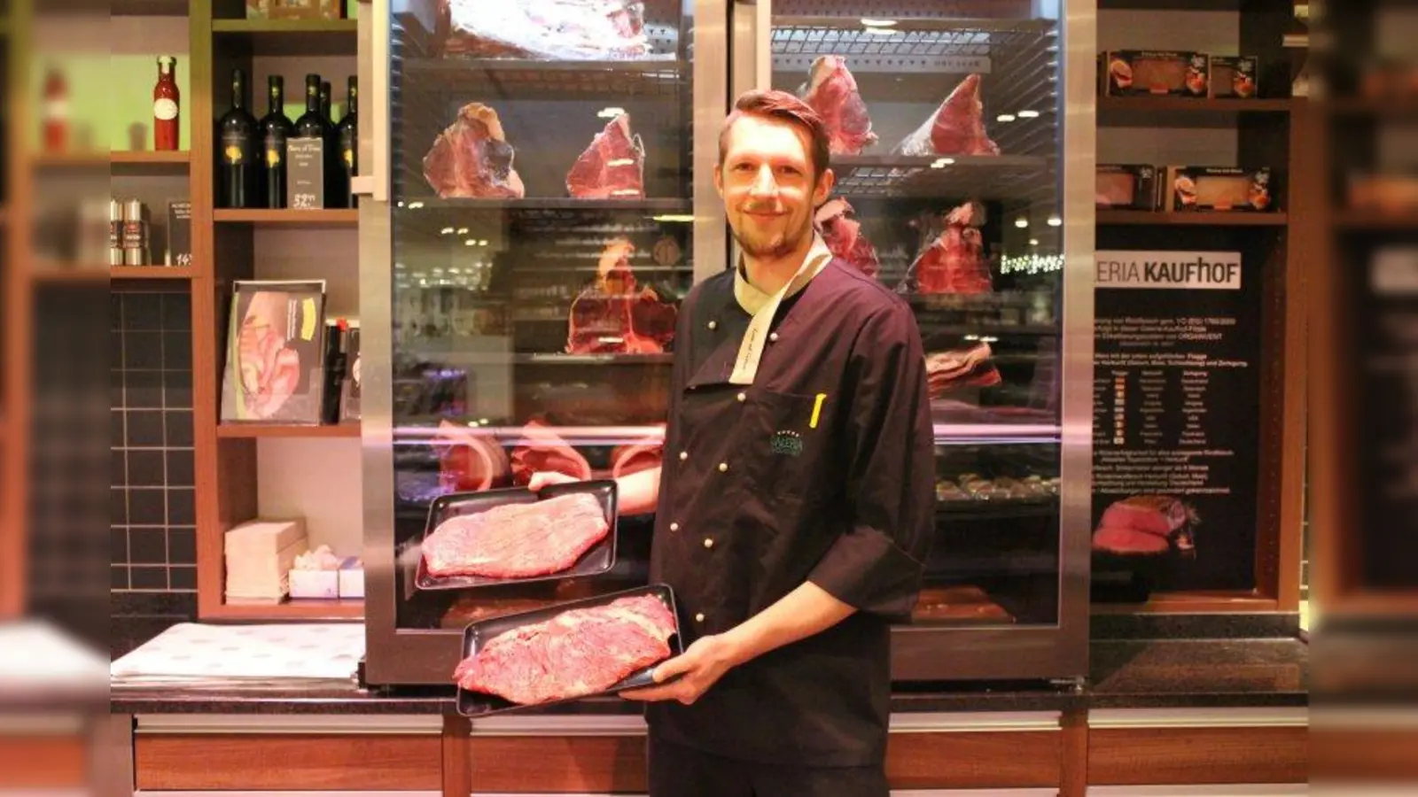 Robert Becker, Metzger der Gourmetabteilung der Galeria Kaufhof am Rotkreuplatz, präsentiert seine Flap- und Flank Steaks aus den USA. (Foto: sb)