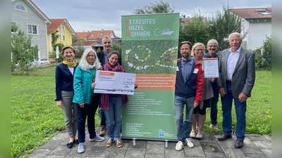 Unterstützung für das betreute Einzelwohnen: v.l. Barbara Scheitz (Vorstand Bürgerstiftung), Carmen Schmalz, Udo Werner, Maya Petri-Cording, Alexander Bohn, Andrea Imbusch und Christoph Bächer (alle Mitarbeiter Betreutes Einzelwohnen) sowie Gustav Huber (Geschäftsführer Bürgerstiftung). (Foto: Bürgerstiftung)