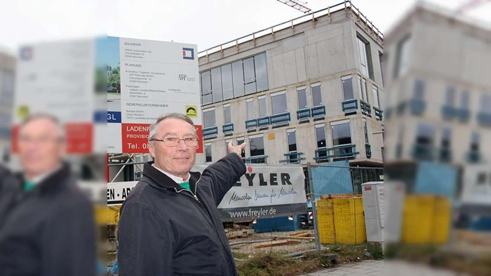 Die letzten Arbeiten zur Fertigstellung des Kulturbaus an der Ecke Dülfer-/Blodigstraße am Hasenbergl laufen. Richard Fritsch vom jungen Verein »Stadtteilkultur 2411« besichtigte die Baustelle.	 (Foto: ws)