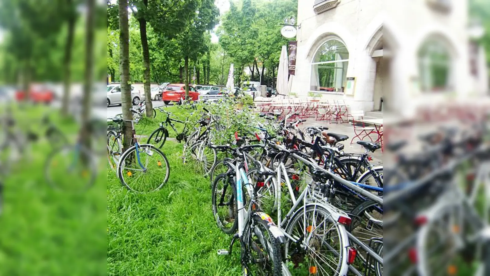 Um den Radlverhau an der Ecke Montgelas-/Mauerkircherstraße in den Griff zu bekommen, wird erwogen, einen Autostellplatz umzuwidmen.  (Foto: ikb)