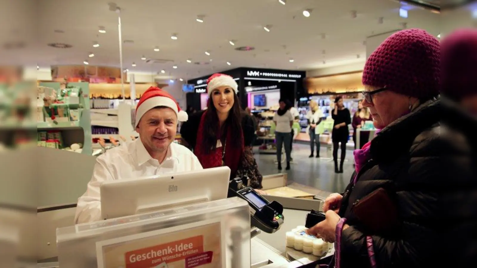 Für einen guten Zweck: dm-Geschäftsführer Erich Harsch und Unternehmerin Judith Williams halfen im dm-Markt in den Riem Arcaden. Die Einnahmen sowie Spenden kamen der Jose-Carreras-Leukämiestiftung zu Gute. (Foto: us)
