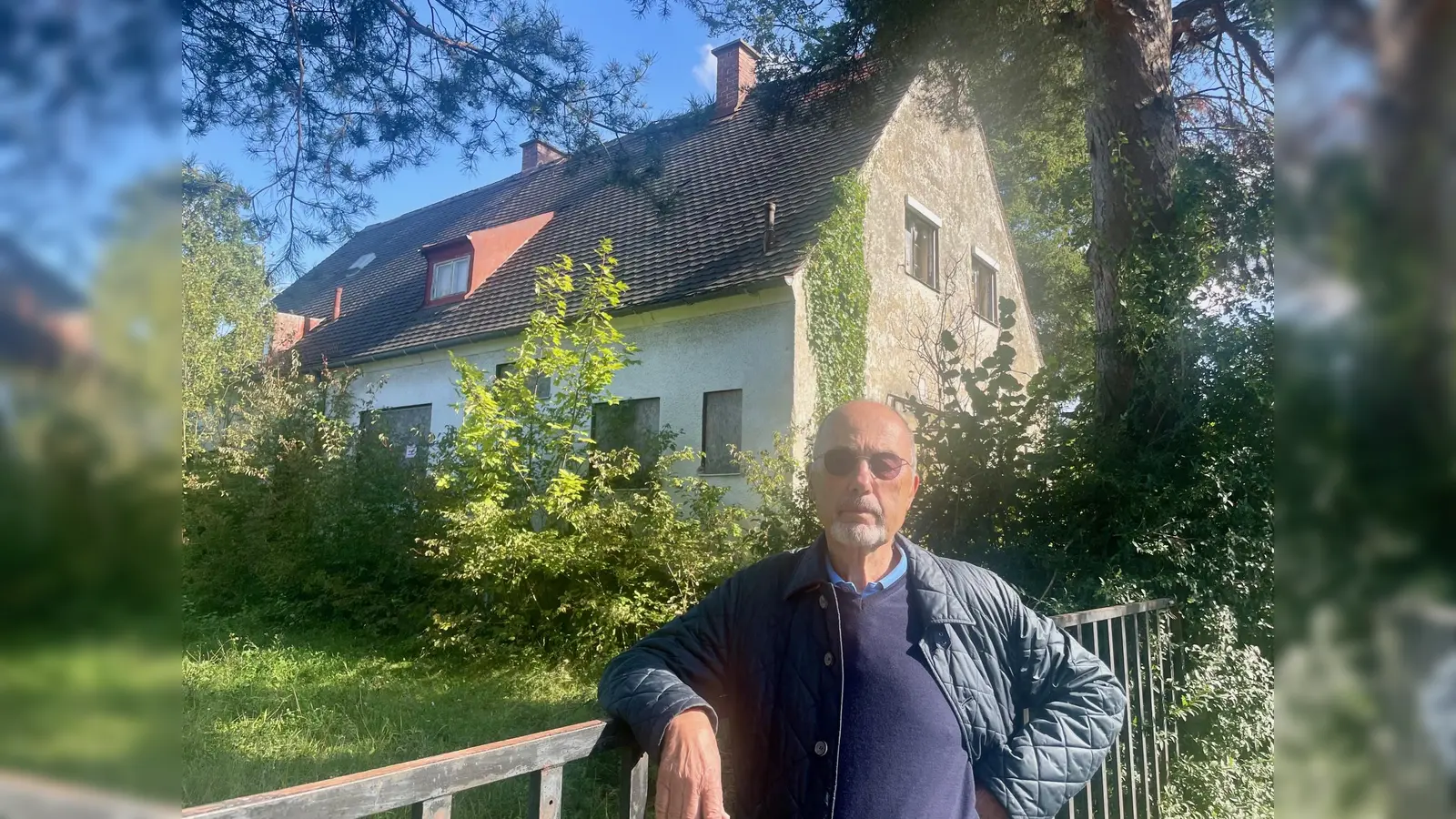 Stadtteilhistoriker Dr. Walter G. Demmel setzt sich dafür ein, dass das Haus in der Reinhard-von-Frank-Str. 8 unter Denkmalschutz gestellt wird. (Foto: bb)