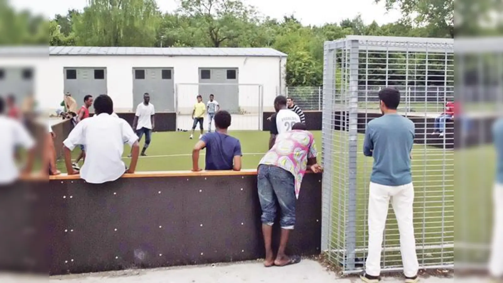 Gemeinsam auf dem Fußballplatz: Flüchtlinge aus aller Welt spielen Fußball in der Bayernkaserne, die an ihre Kapazitätsgrenze gestoßen ist. 	 (Foto: Marcus Ullrich)