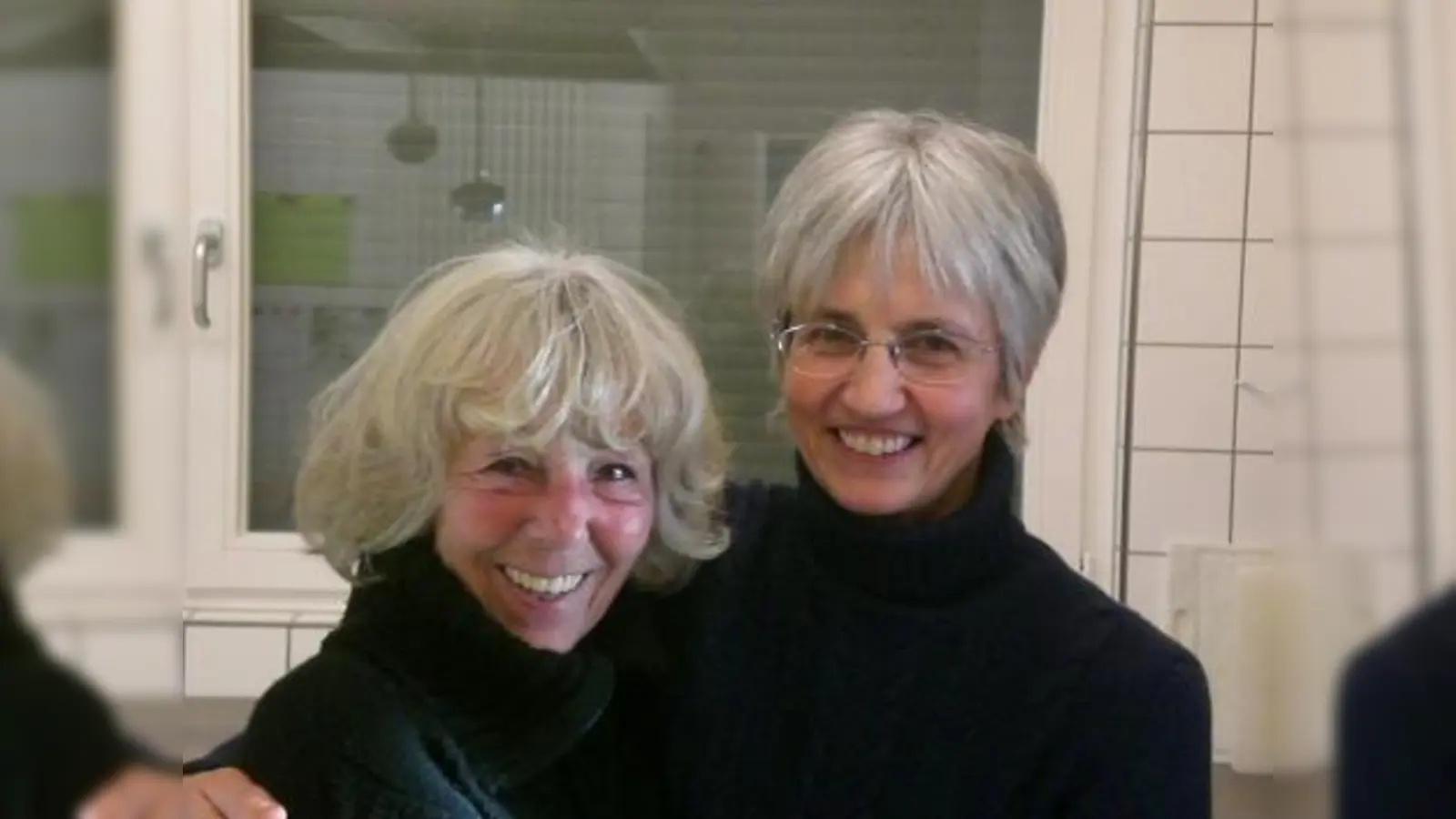 Die Südtirolerin Giacinta Covi (r.), auf dem Bild mit der ehrenamtlichen Helferin Renate Lepszy, hat das Team des ASZ Aubing acht Wochen lang tatkräftig unterstützt. (Foto: pi)