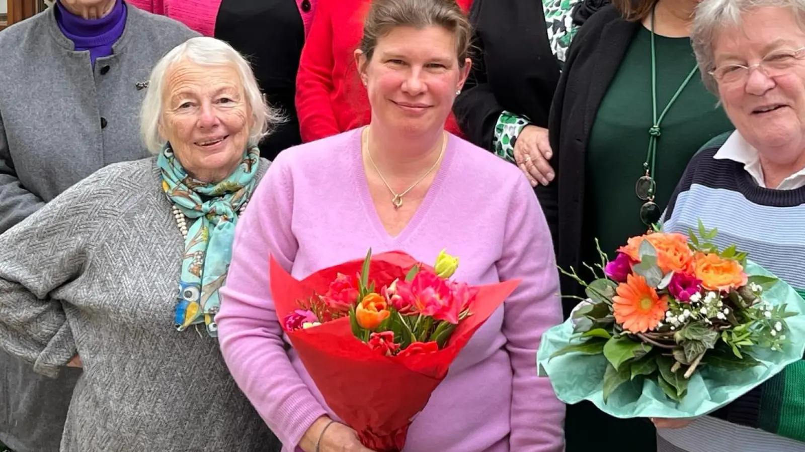 Neuwahl bei der Frauen-Union (vorne von links): Monika Hirsch-Siekmann, Johanna Pfänder, Elisabeth Dörrenberg, (hinten von links) Prof. Ursula Männle, Stefanie von Winning, Gertrud Bayer, Ludwig Horn, Andrea Behrens-Ramberg und Ute Nicolaisen-März sowie Bürgermeister Ludwig Horn. (Foto: privat)