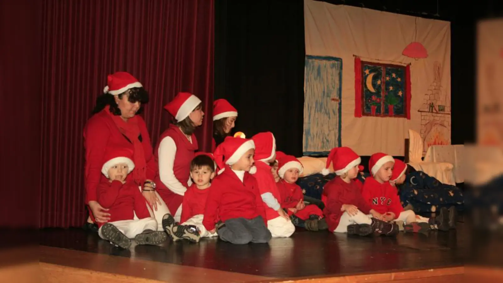 Einige der kleinen Wichtel aus dem Spatzennest Karlsfeld bei der Aufführung der Weihnachtsgeschichte „Lilly, Leopold und die Wichtel”. (Foto: privat)