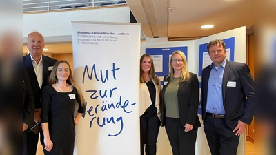 Feierten den 20. Geburtstag des Blauen Kreuzes: Stellv. Landrat Christioph Nadler, Kreistagsmitglied Katharina Diem, Leitung Sandra Wendl, Bezirksrätin Karin Hobmeier und Einrichtungsleiter Stefan Fischer (v.l.). (F: hw)