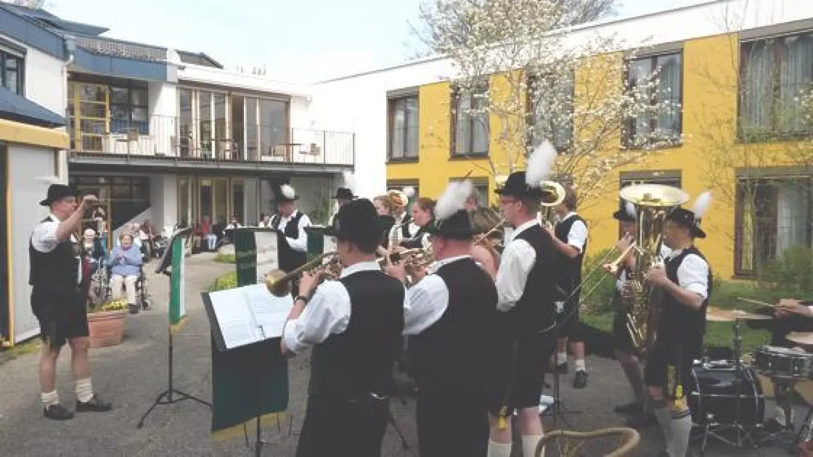 Im AWO-Seniorenzentrum spielte die Kirchseeoner Marktkapelle zünftig für die Bewohner auf. 	 (F: AWO)