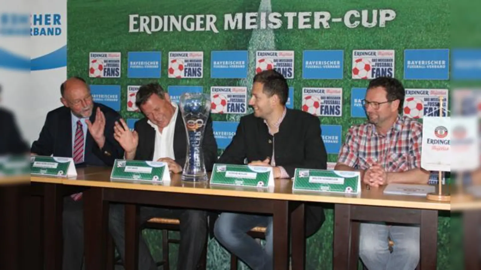 Wolf-Peter Schulte, Piet Mayr, Florian Weiller und Walter Hommelsen bei der Gruppen- auslosung für den Erdinger Meister-Cup am Mittwoch.	 (Foto: Stefan Dohl)