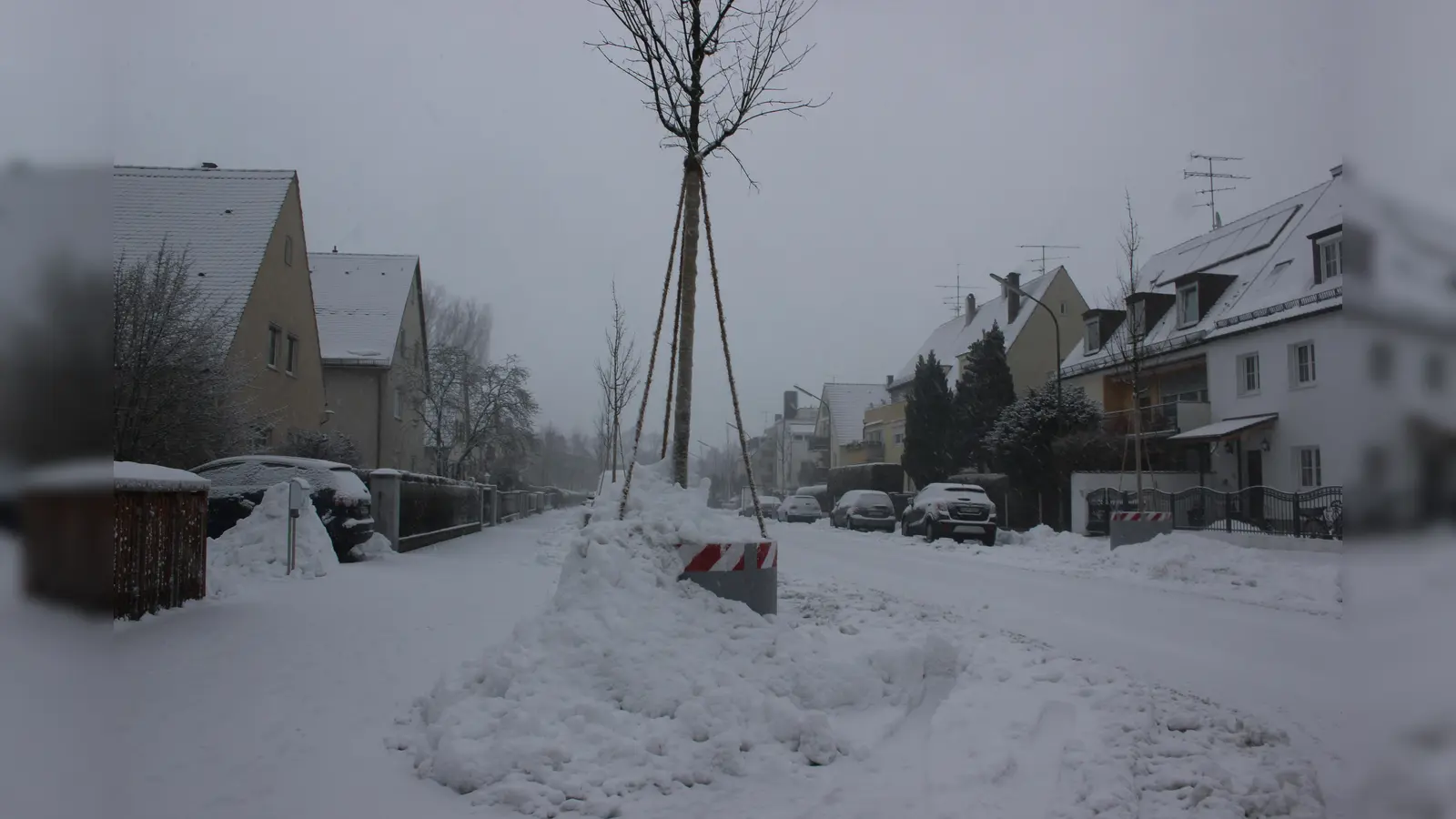 Noch befinden sich die mobilen Pflanzgefäße in der Adam-Berg-Straße im "Winterschlaf": Mittelfristig aber sollen sie Ramersdorf ein Stückchen grüner machen. (Foto: bs)