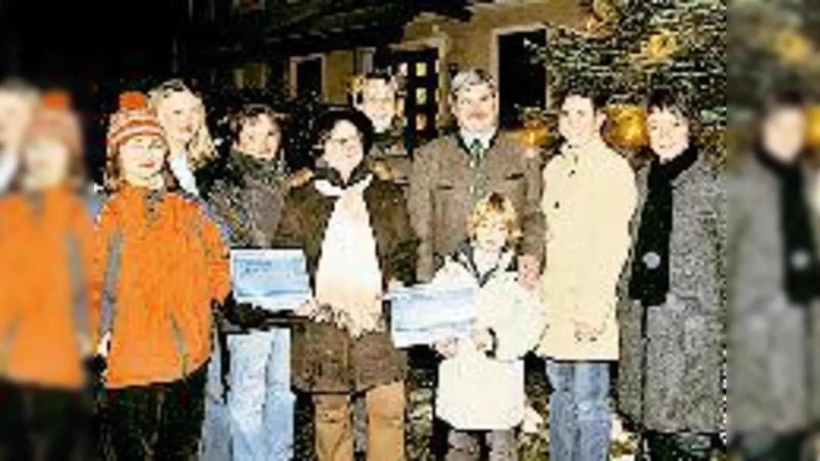 Großzügige Spenden gab es vor Weihnachten für den Ayinger Tisch: v. l. Elisabeth Stumberger, Sylvia Doleschel, Elisabeth Niermeier, Sabine Herbold, Hans Eichler, Miriam Springer und Mika und Anja Paul.   (Foto: Claus Schunk)