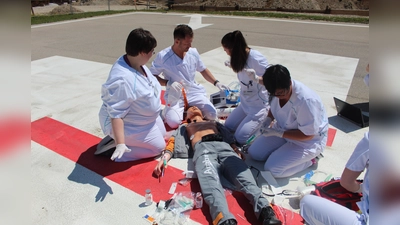 Rettung auf dem Hubschrauberlandeplatz, Reanimation auf der rollenden Trage, Intubation in der dunklen Tiefgarage – das Notfalltraining in der Klinik Bogenhausen probt Ernstfälle besonders realistisch und bereitet die Notfallteams darauf vor. (Foto: München Klinik)