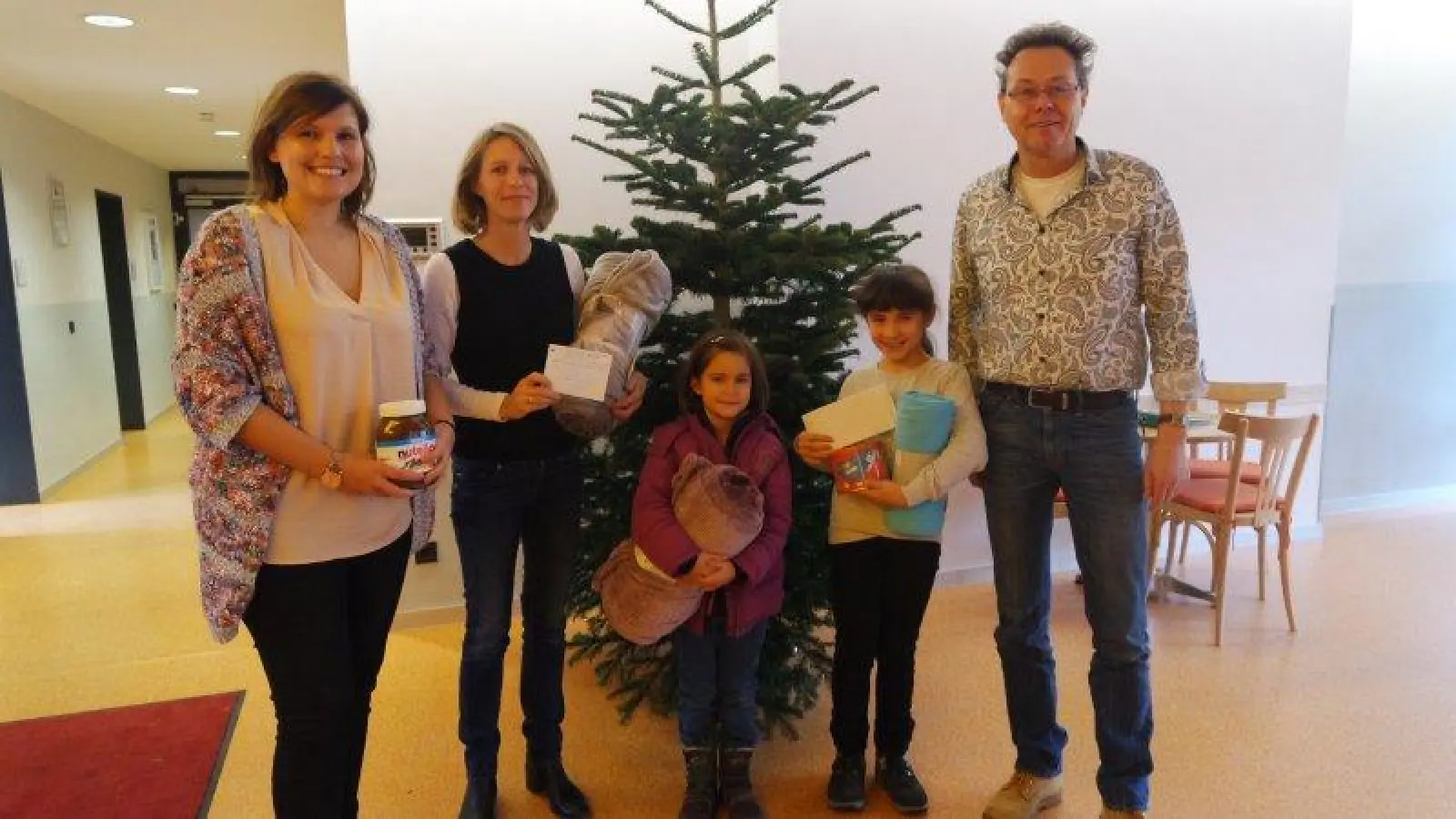 Freude bei der Spendenübergabe (von links):  Verena Zielske (Lehrerin der 4c), Michaela Schubert (Elternbeirätin), Caroline Schubert, <br>Saskia Pauly (Initiatorin mit der Spendenbox) sowie Stephan Dauer (Leiter des Salberghauses). (Foto: Pauly)
