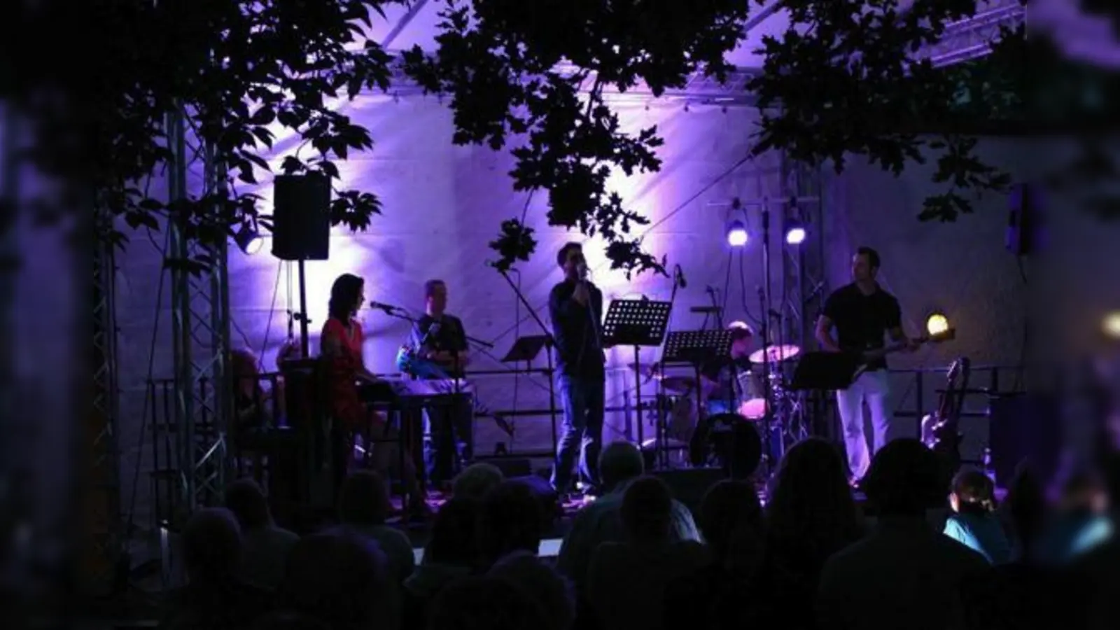 Die Rendezvous-Band will ihren Zuhörern am 7. Dezember bei ihrem ersten Konzert in Neukeferlohn mächtig einheizen. 	 (Foto: VA)