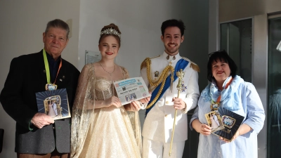 Fotograf Robert Bösl (l.) und Redaktionsleitung Heike Woschée (r.) bekamen von Prinzessin Katahrina I. und Prinz Frederik I. der Faschingsgesellschaft Narhalla den Faschingsorden am Bande verliehen. (Foto: bas)