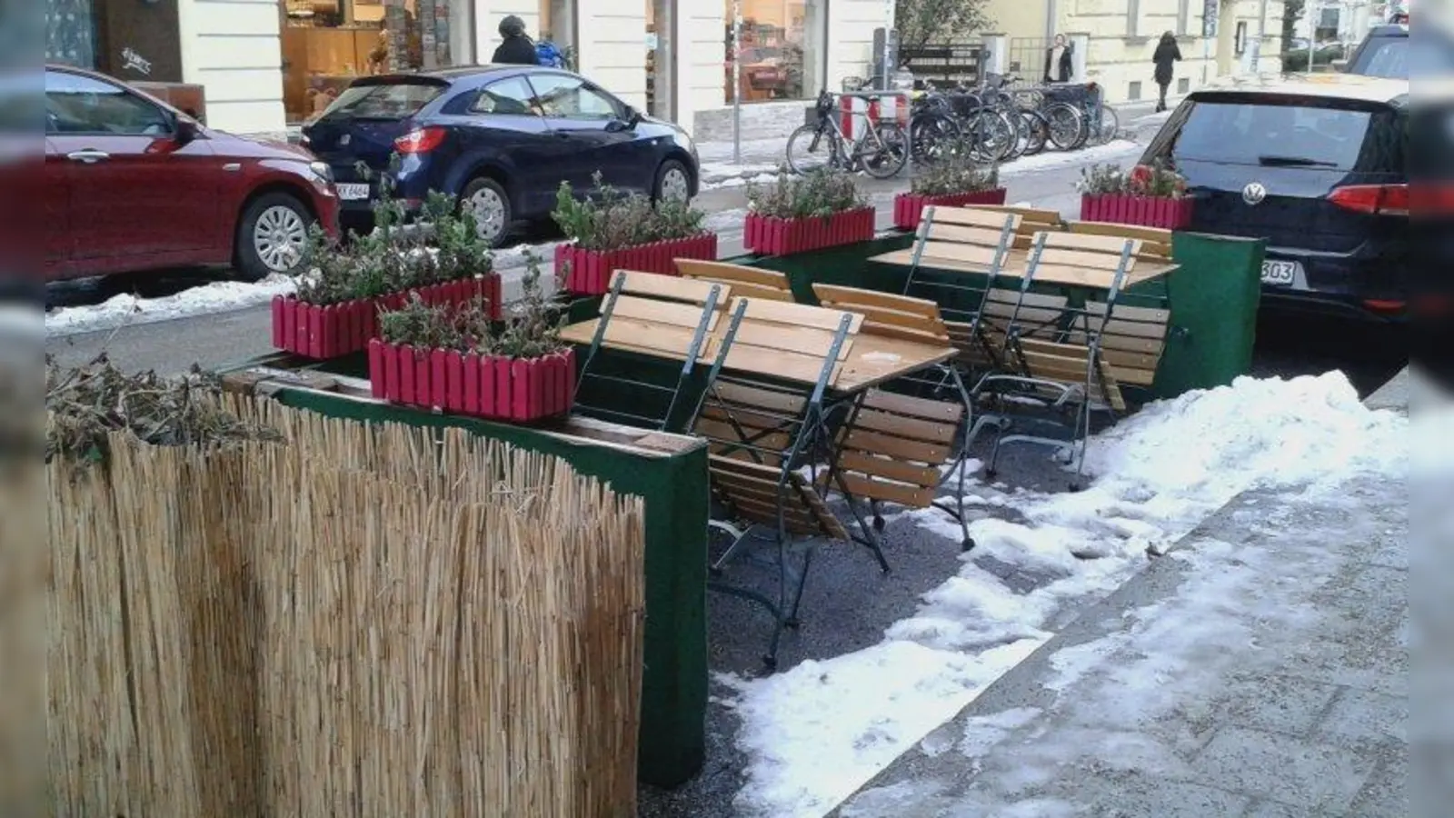 Restaurant und Cafés sind seit Anfang November geschlossen. Einige Schanigärten blieben trotzdem ungenutzt aufgebaut. (Foto: kö)